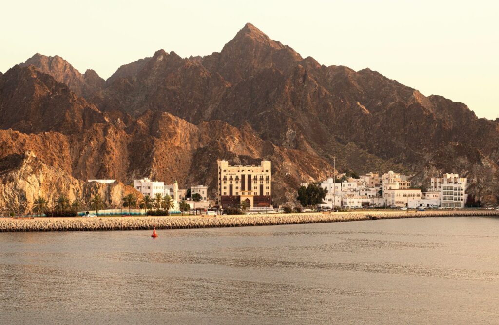 ساحل مطرح في مسقط والجبال خلفه