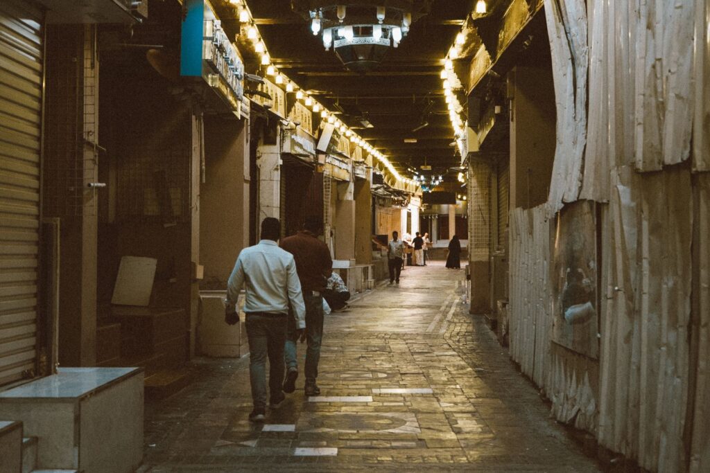 ممر مسقوف داخل سوق مطرح في مسقط
