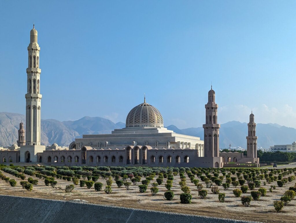 جامع السلطان قابوس الأكبر في مسقط وخلفه جبال الحجر