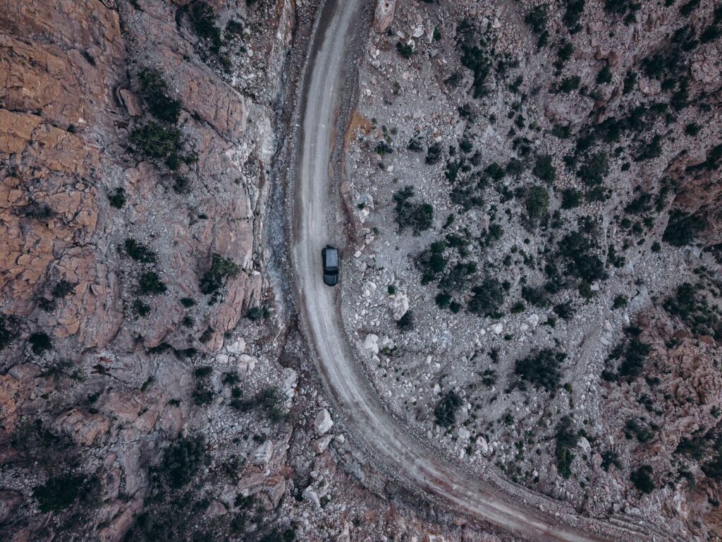 سيارة دفع رباعي على طريق جبلي غير معبّد في عُمان
