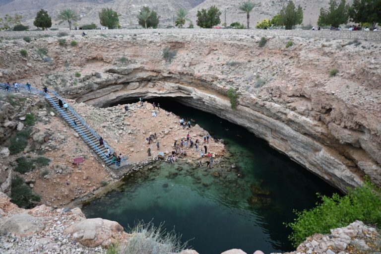 حفرة هوية نجم الطبيعية ببحيرتها الفيروزية والدرج المؤدي إليها